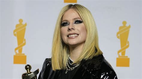 avril lavigne nu|Avril Lavigne Confronts Topless Protestor Onstage at 2023 Juno。